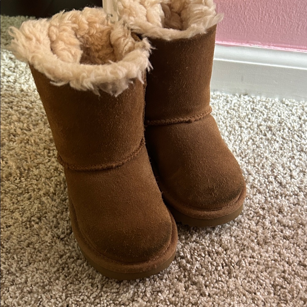 UGG Tan Boots with Cream Fur Bows